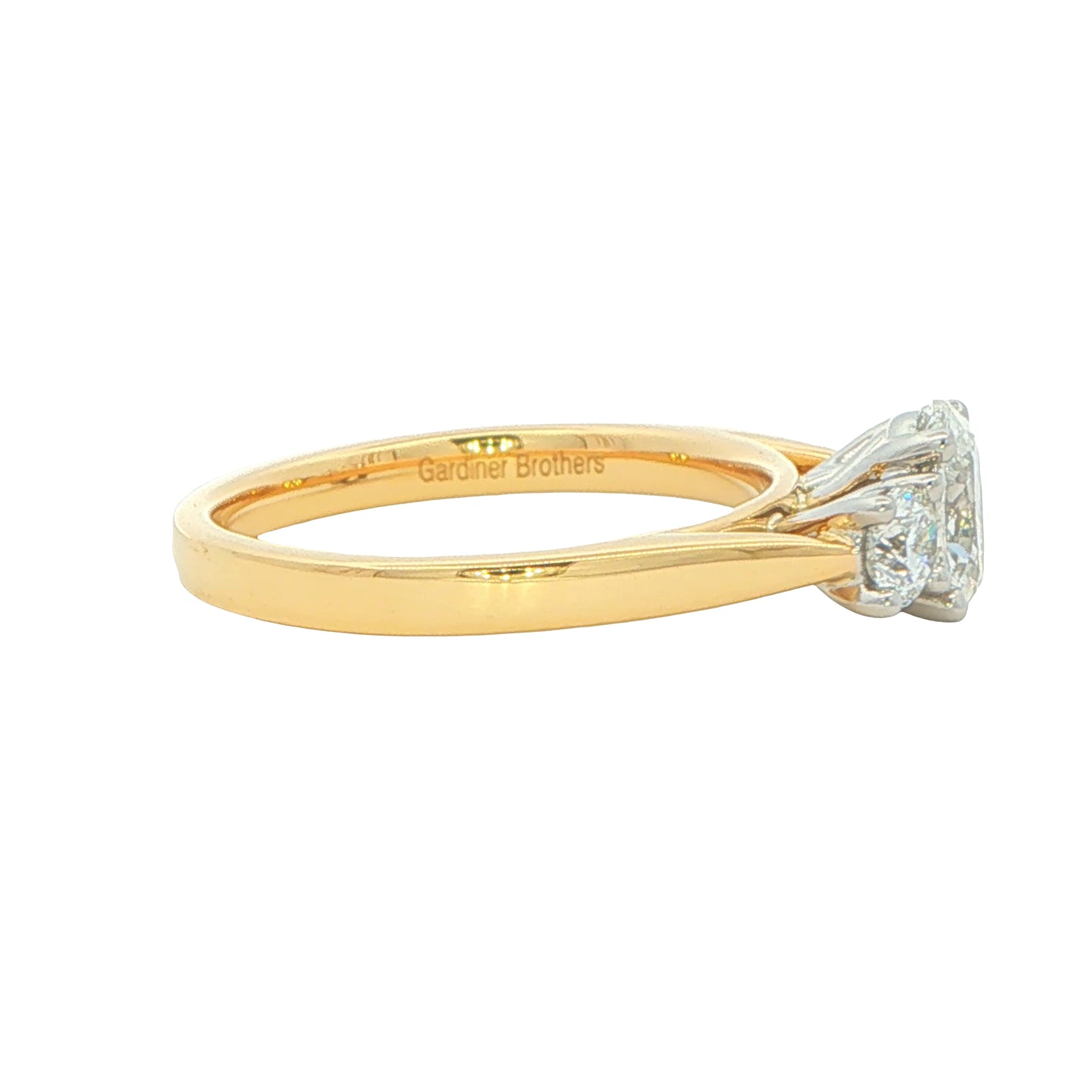 Yellow Gold Oval and round brilliant cut diamond 3 stone ring - 1.10cts