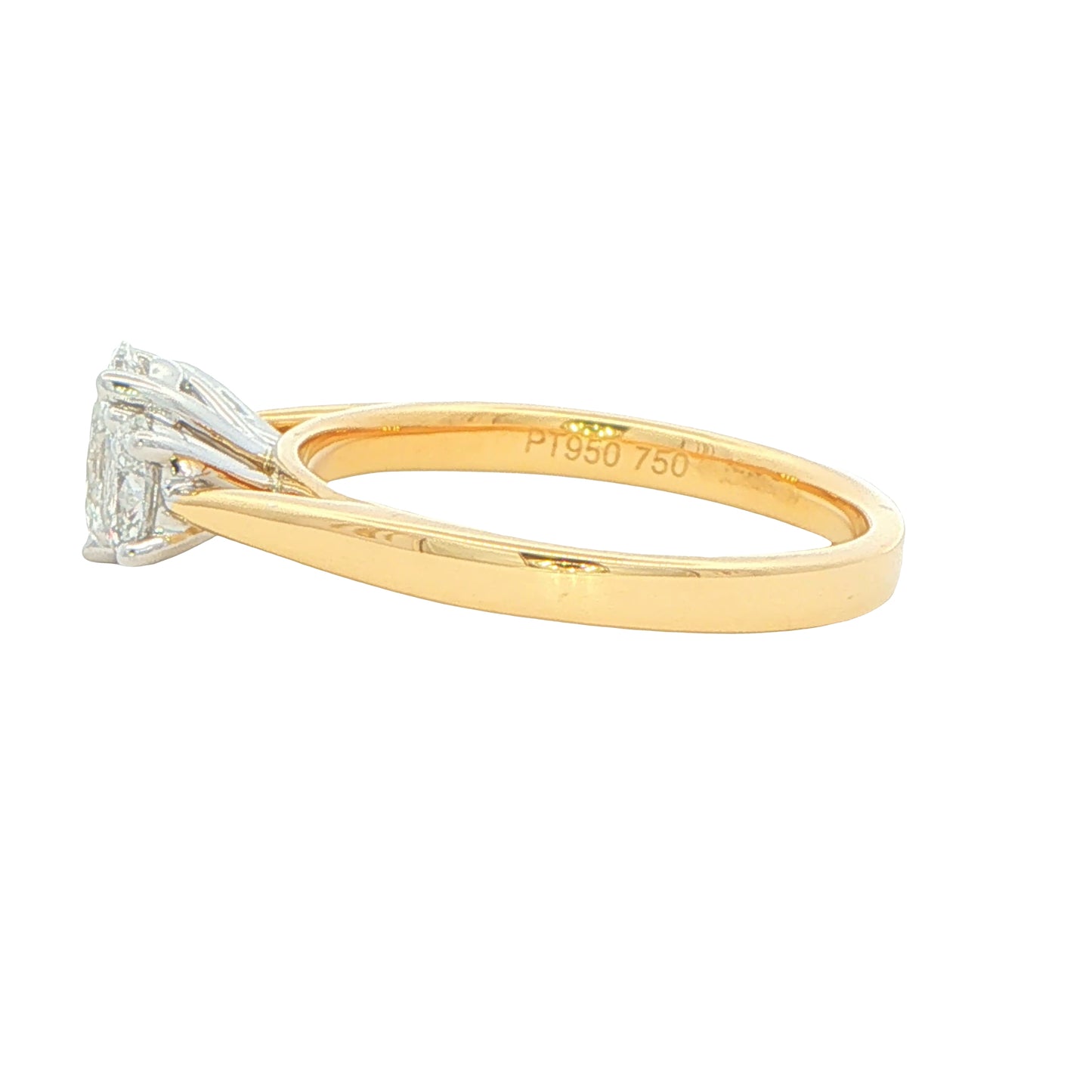 Yellow Gold Oval shaped diamond 3 stone ring - 1.00cts
