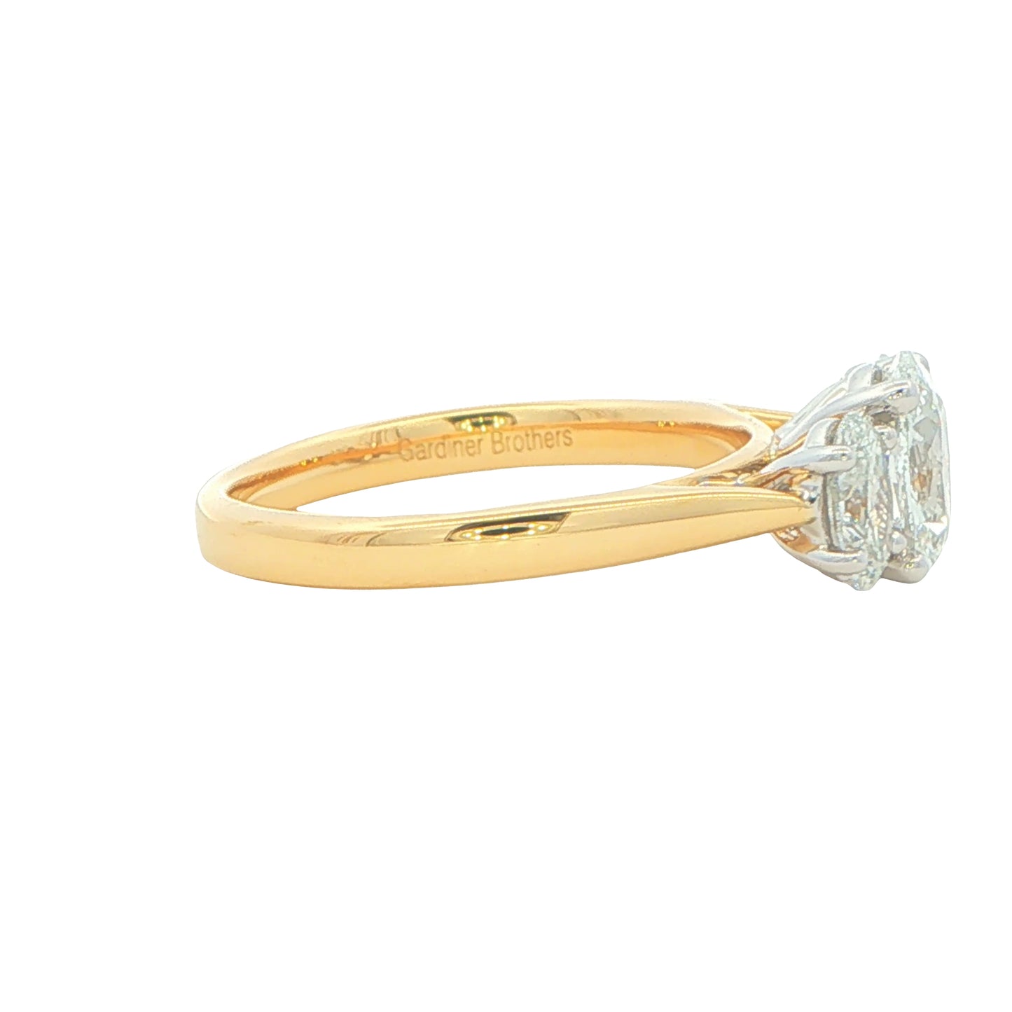 Yellow Gold Oval shaped diamond 3 stone ring - 1.62cts
