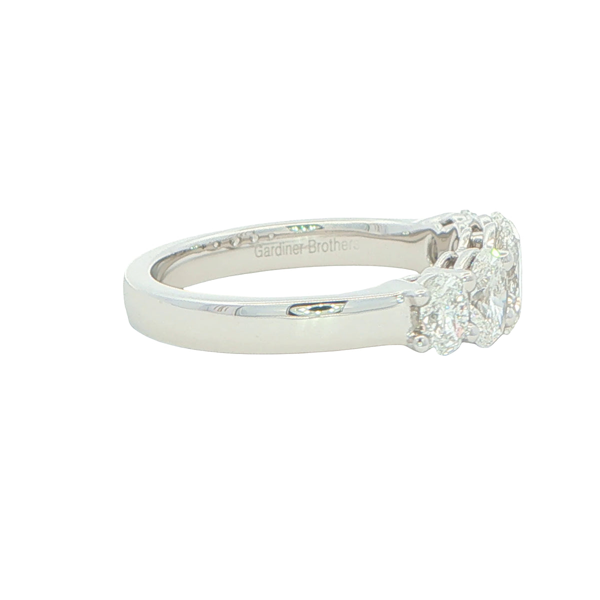 Oval shaped diamond 5 stone Graduated eternity ring - 1.60cts